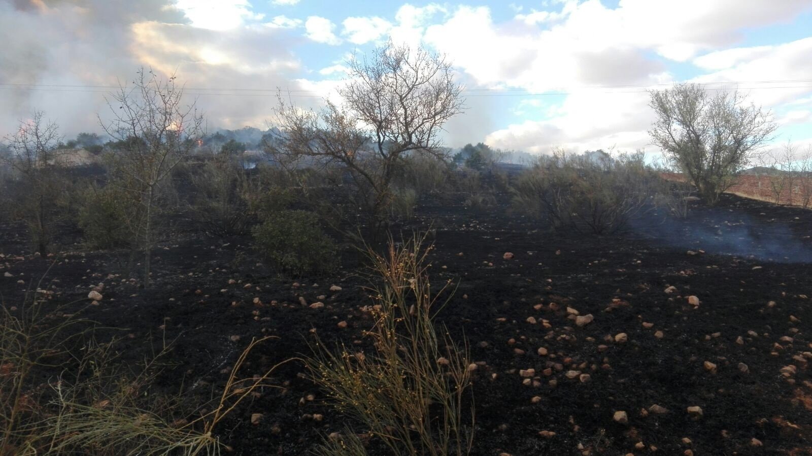 Los bomberos trabajan para extinguir un fuego declarado en una parte de la sierra de Herencia