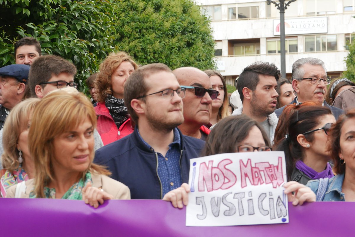 Unas 200 personas se manifiestan en Albacete por el asesinato de una mujer este lunes
