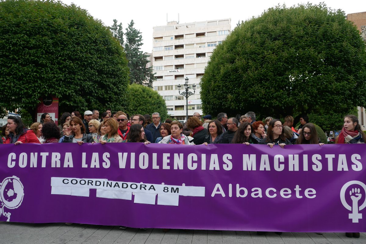 Unas 200 personas se manifiestan en Albacete por el asesinato de una mujer este lunes