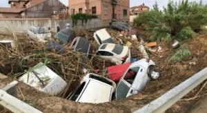 Tremenda riada en Cebolla con calles anegadas, casas inundadas y coches arrastrados por la corriente