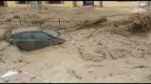 Tremenda riada en Cebolla con calles anegadas, casas inundadas y coches arrastrados por la corriente