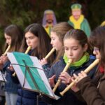 Brazos Abiertos reúne a todos los centros educativos para cantar villancicos frente al Belén de la Glorieta de Argamasilla de Alba
