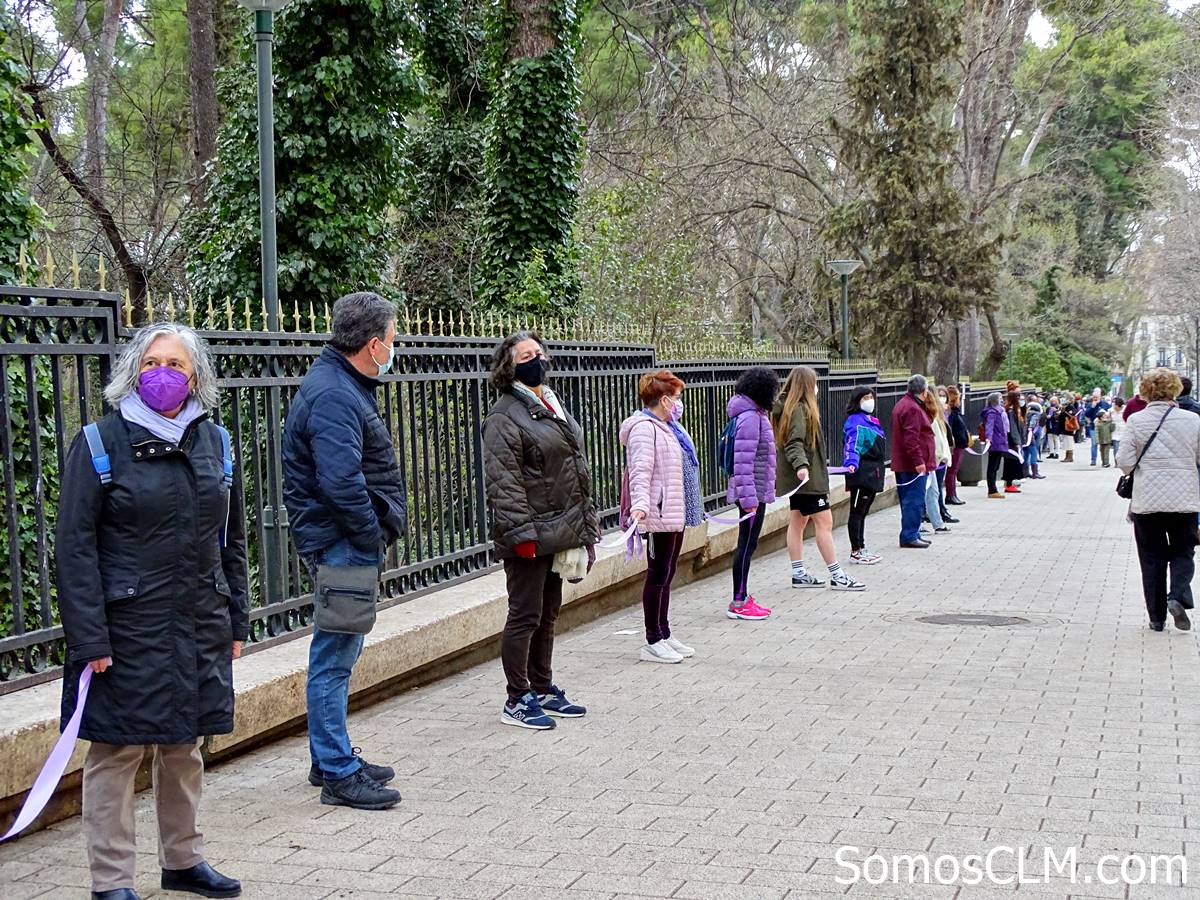 Una cadena humana en el Parque Abelardo Sánchez para celebrar el 8M en Albacete