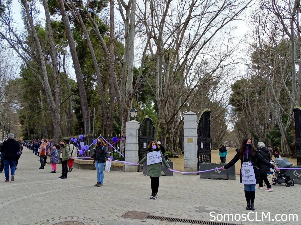Una cadena humana en el Parque Abelardo Sánchez para celebrar el 8M en Albacete