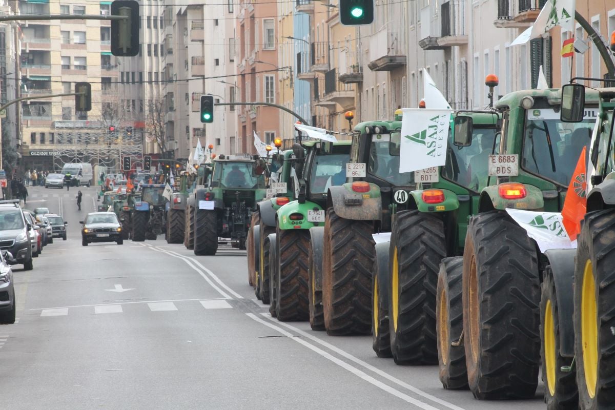 Tractores por las calles de Cuenca para protestar por la subida de costes y los recortes en la PAC