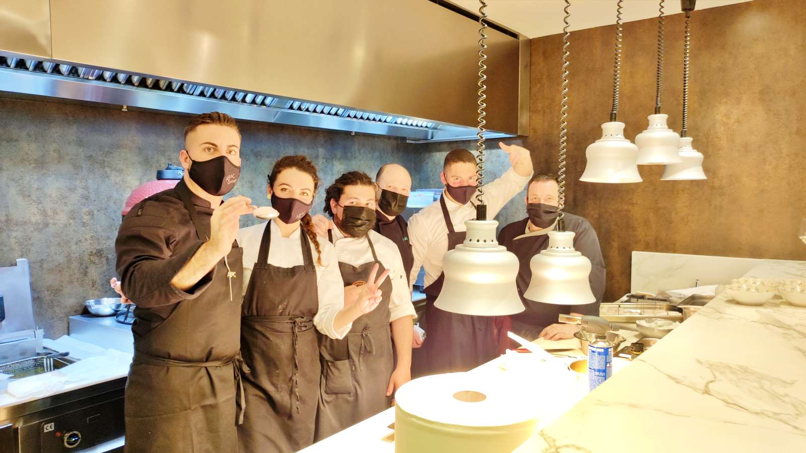 "Cocinando entre amigos": el Restaurante Epílogo brilla en una cena elaborada junto al equipo del ABaC