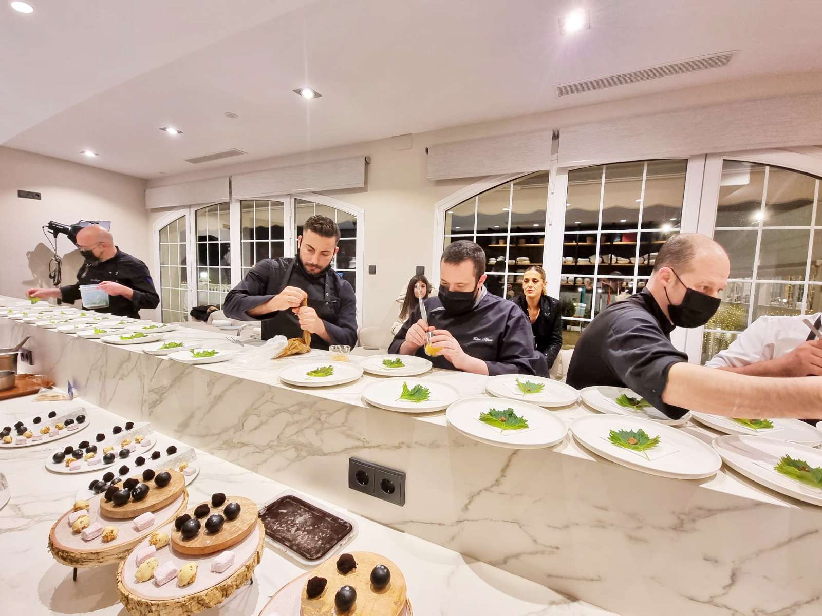 "Cocinando entre amigos": el Restaurante Epílogo brilla en una cena elaborada junto al equipo del ABaC
