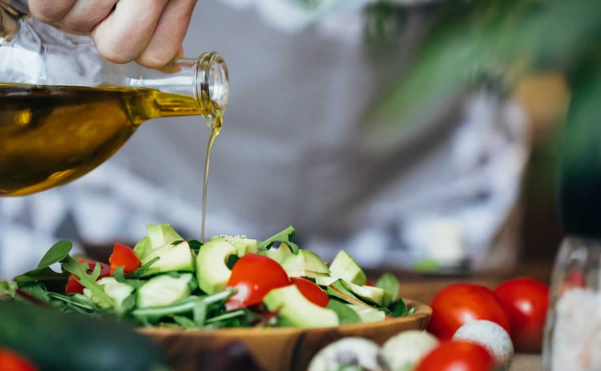 Aliñando ensalada con aceite de oliva