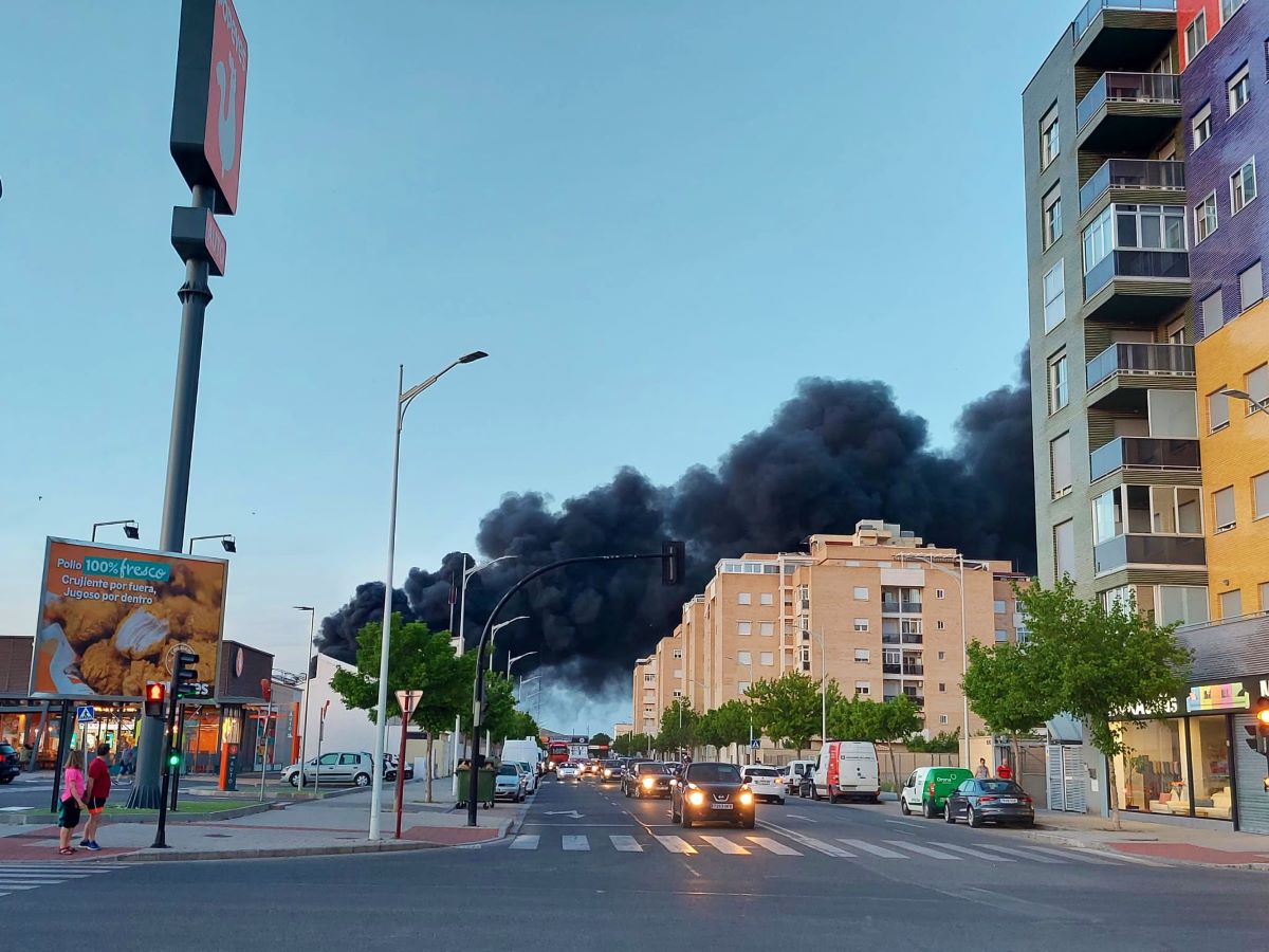 Casi extinguido el incendio en una tienda de neumáticos en Albacete que no ha dejado heridos