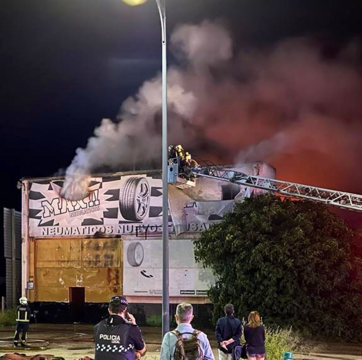 Casi extinguido el incendio en una tienda de neumáticos en Albacete que no ha dejado heridos