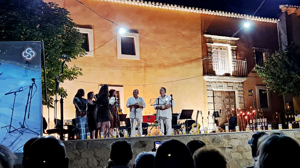 “La Noche de las Candelas” en Albares sorprendió al público con un viaje musical por el Renacimiento y un sentido homenaje a los refugiados ucranianos
