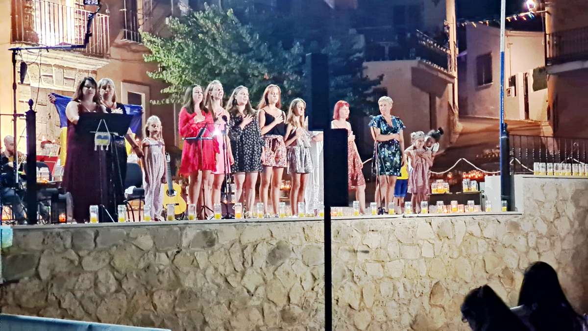 “La Noche de las Candelas” en Albares sorprendió al público con un viaje musical por el Renacimiento y un sentido homenaje a los refugiados ucranianos