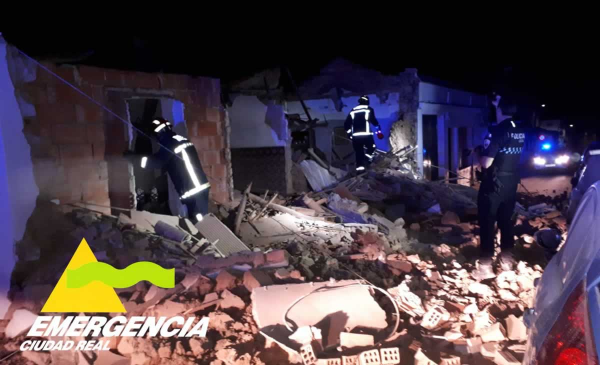 El derrumbe de una casa deshabitada en Puertollano provoca daños en cuatro vehículos