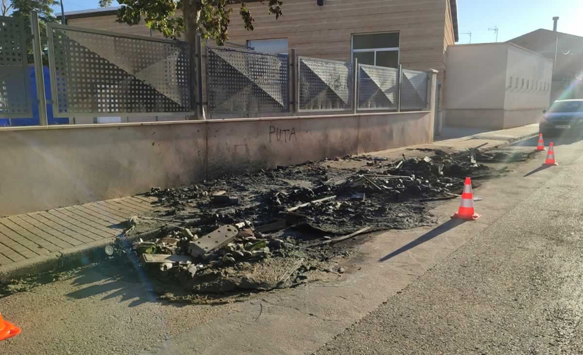 Extinguido un incendio intencionado en 4 contenedores de Argamasilla de Alba