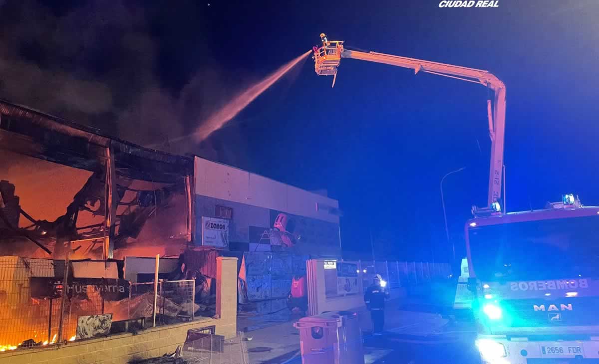 Extinguido el incendio en una tienda y taller de motos y bicicletas de Manzanares