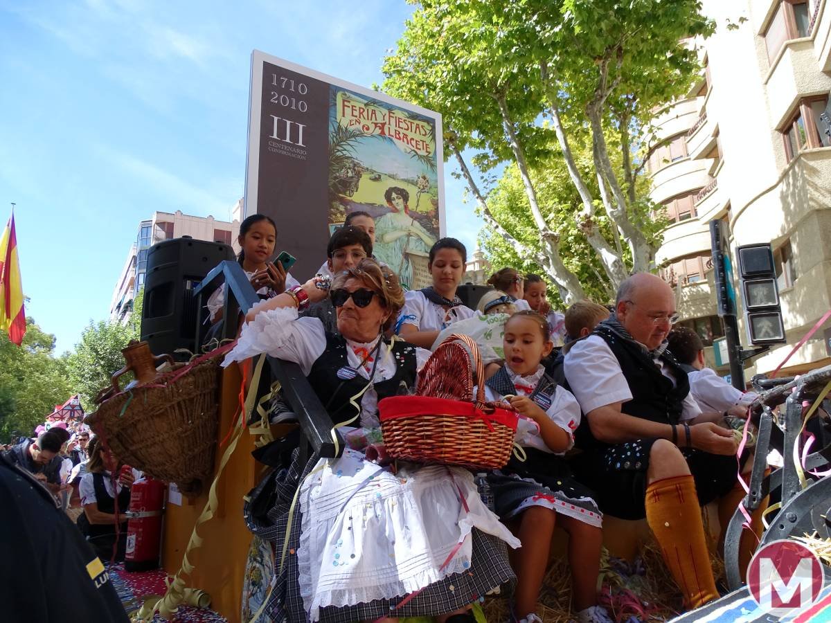 Confeti y serpentinas en las calles de Albacete para celebrar la Batalla de Flores de la Feria 2022