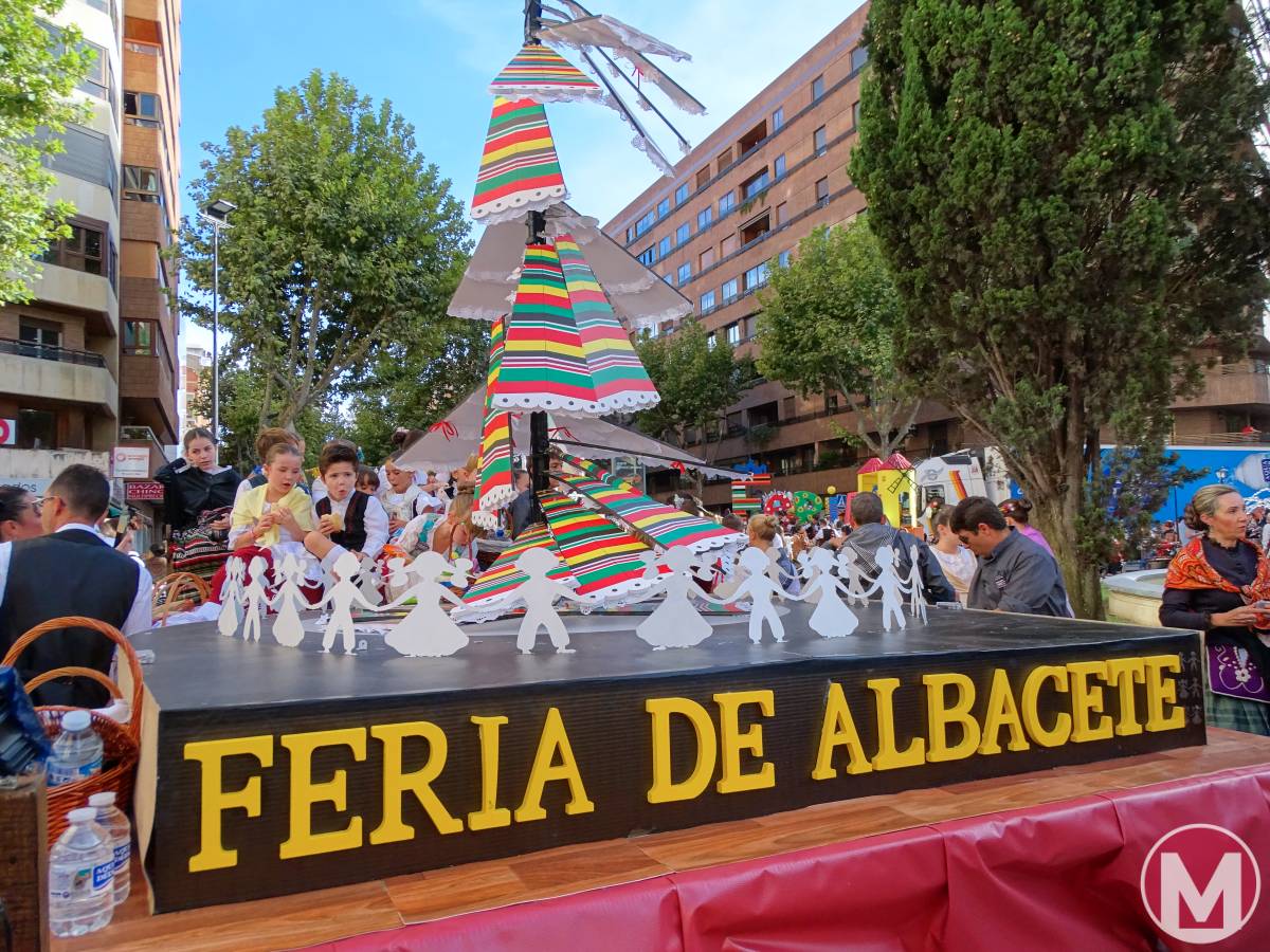 59 carrozas y 130 asociaciones llenan las calles en la Cabalgata de Apertura de la Feria de Albacete