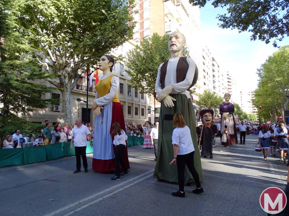 59 carrozas y 130 asociaciones llenan las calles en la Cabalgata de Apertura de la Feria de Albacete