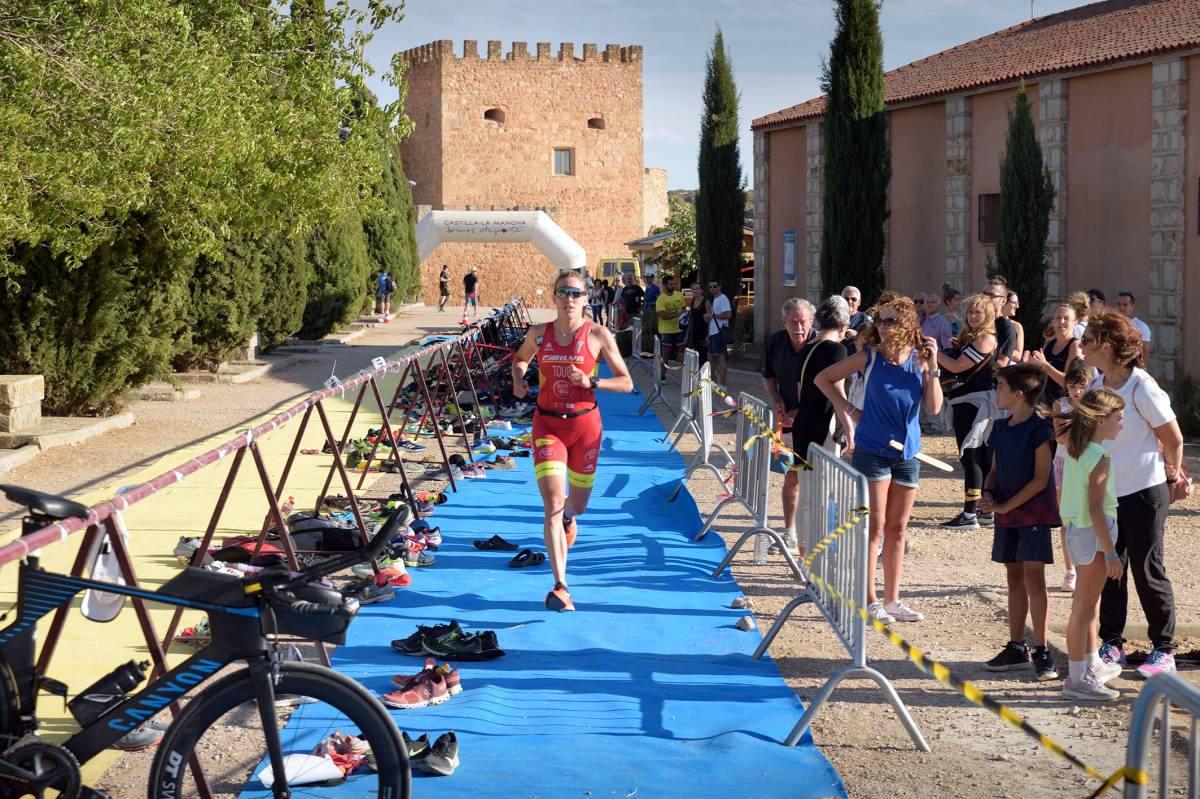 Adrián Salto, ganador del II Triatlón ‘Lagunas de Ruidera’ celebrado en el entorno del castillo de Peñarroya