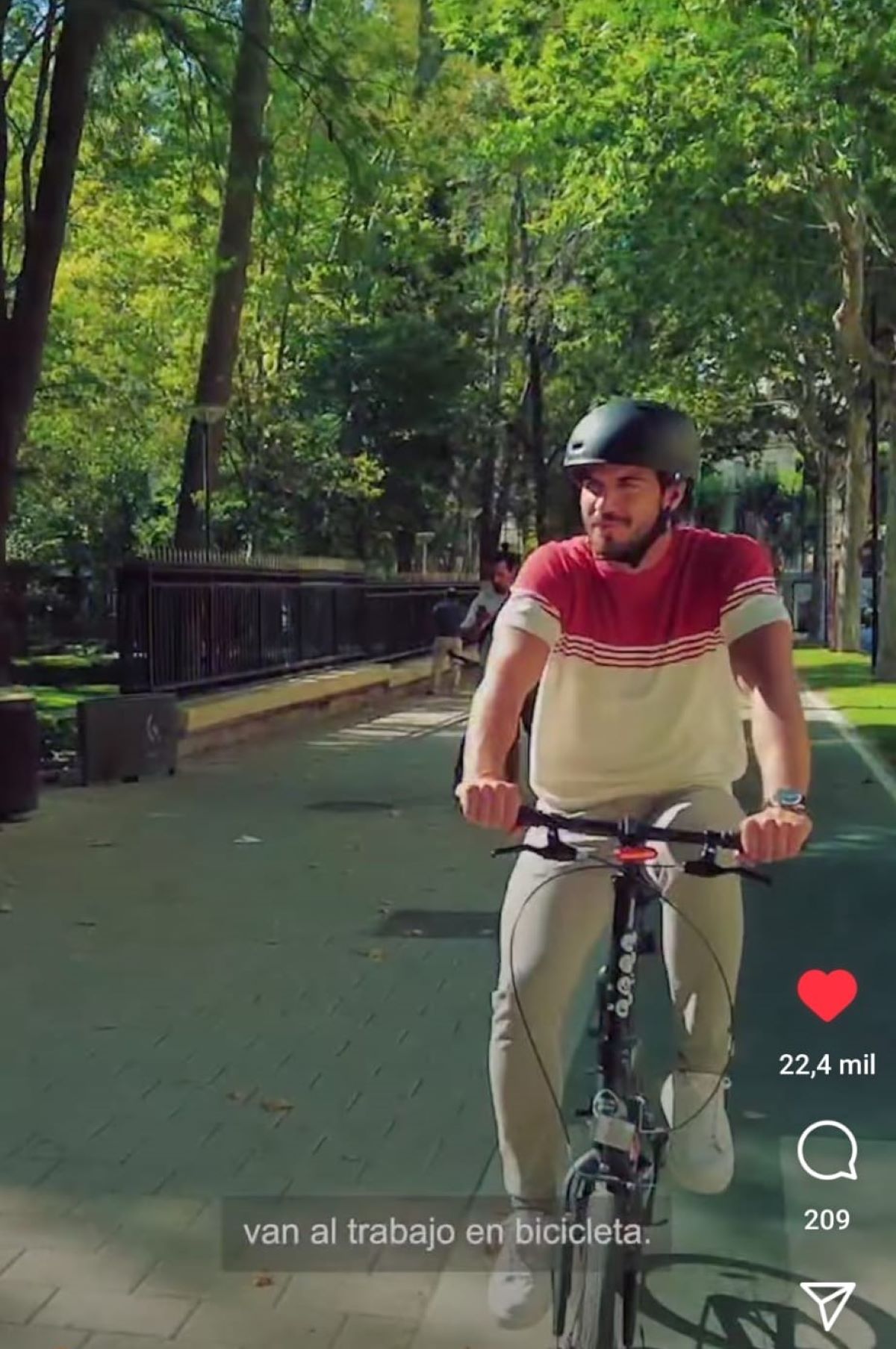 El actor Maxi Iglesias visita Albacete en bicicleta