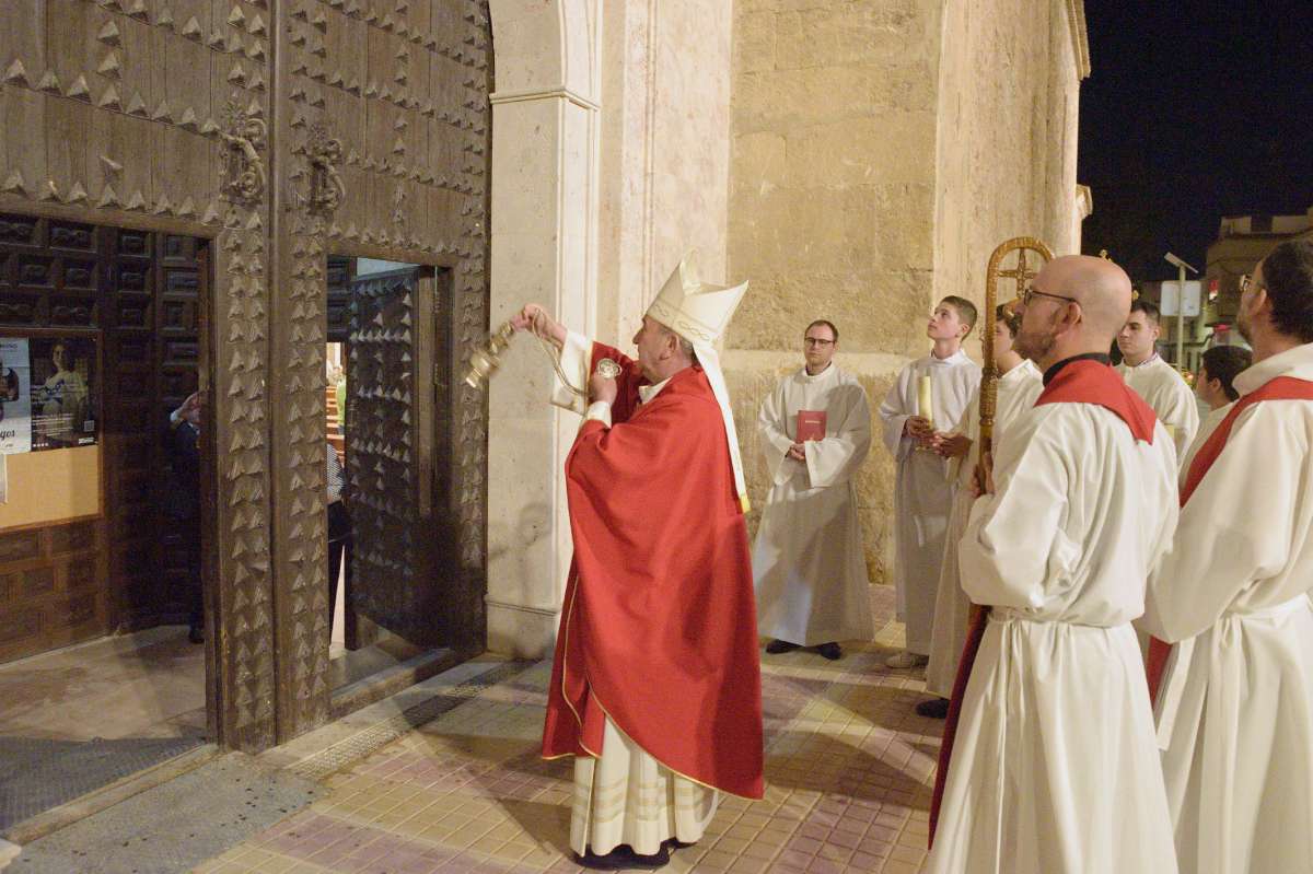 El obispo de Ciudad Real bendice las entradas de la iglesia parroquial de Argamasilla de Alba