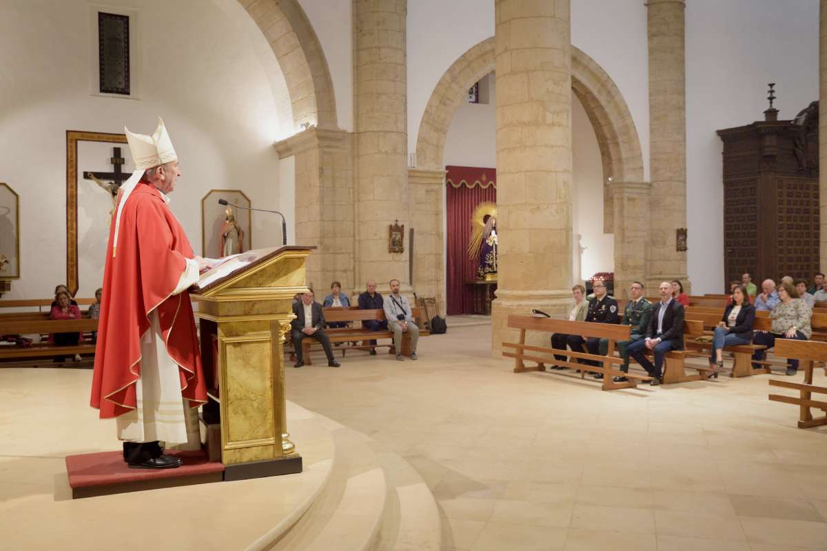 El obispo de Ciudad Real bendice las entradas de la iglesia parroquial de Argamasilla de Alba