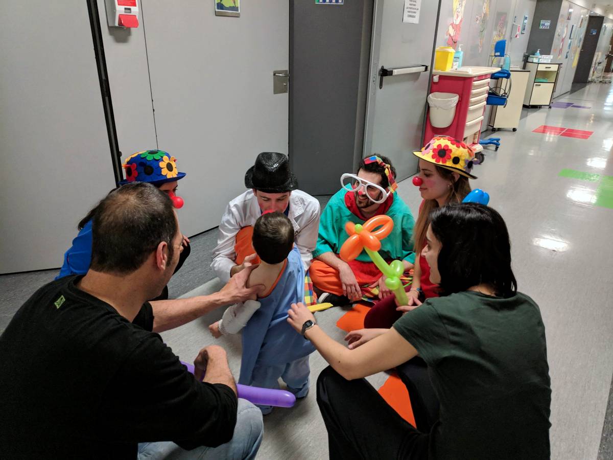 Los payasos de 'Más Que Una Ilusión' vuelven a hacer reír a los niños hospitalizados de Albacete