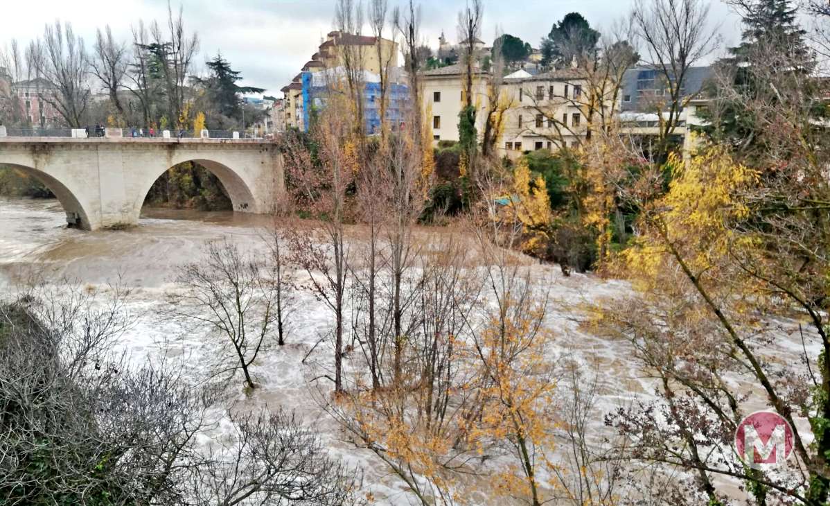 El Júcar rebosa en Cuenca y roza los 300 m3 por segundo en la capital