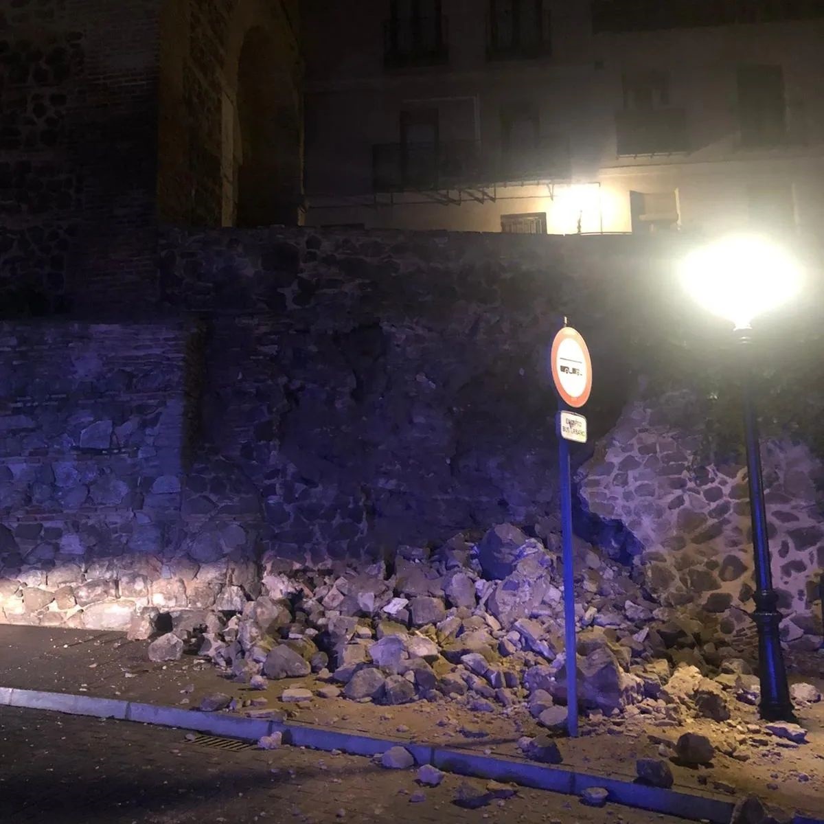 Derrumbe de madrugada de una parte de la muralla o el muro de Toledo