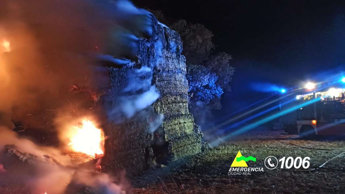 Bomberos de Manzanares intervienen en un espectacular incendio de bloques de paja