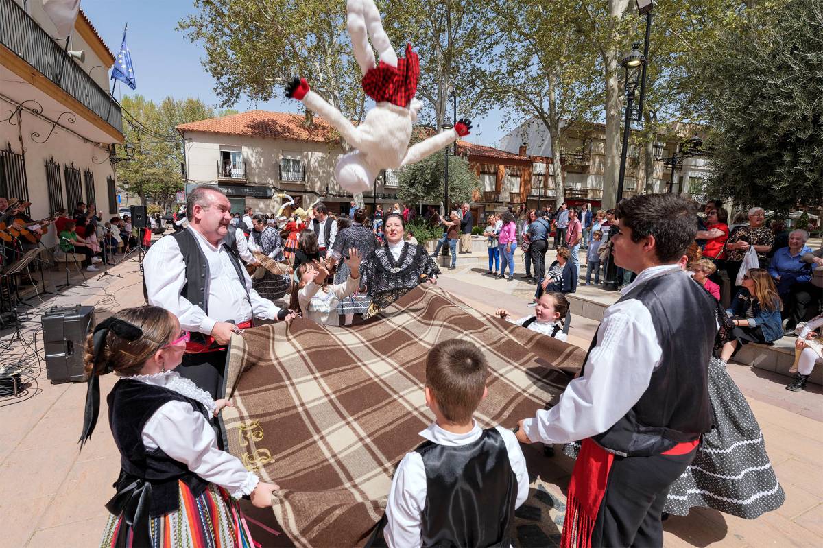 Argamasilla de Alba revivió la tradición del Manteo del Pelele el Domingo de Resurrección
