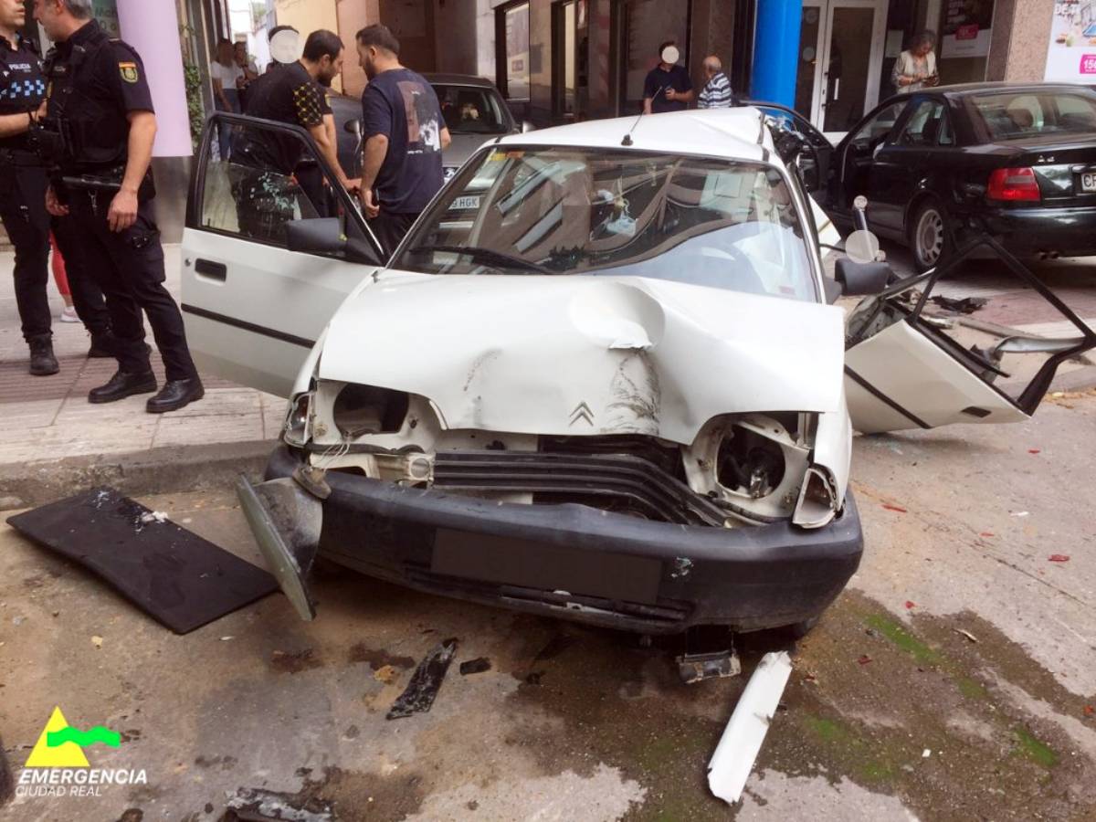 Un aparatoso accidente entre dos coches en Puertollano se salda con cuatro heridos