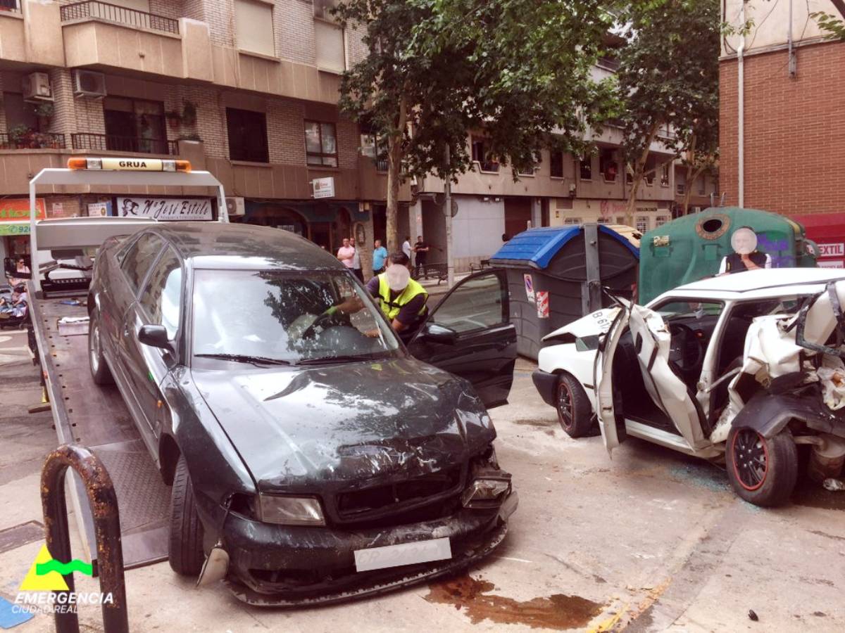 Un aparatoso accidente entre dos coches en Puertollano se salda con cuatro heridos