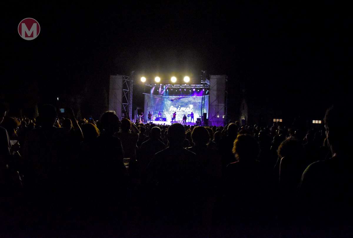 Gran afluencia de público al concierto de Funambulista y Deskaraos en el castillo de Peñarroya