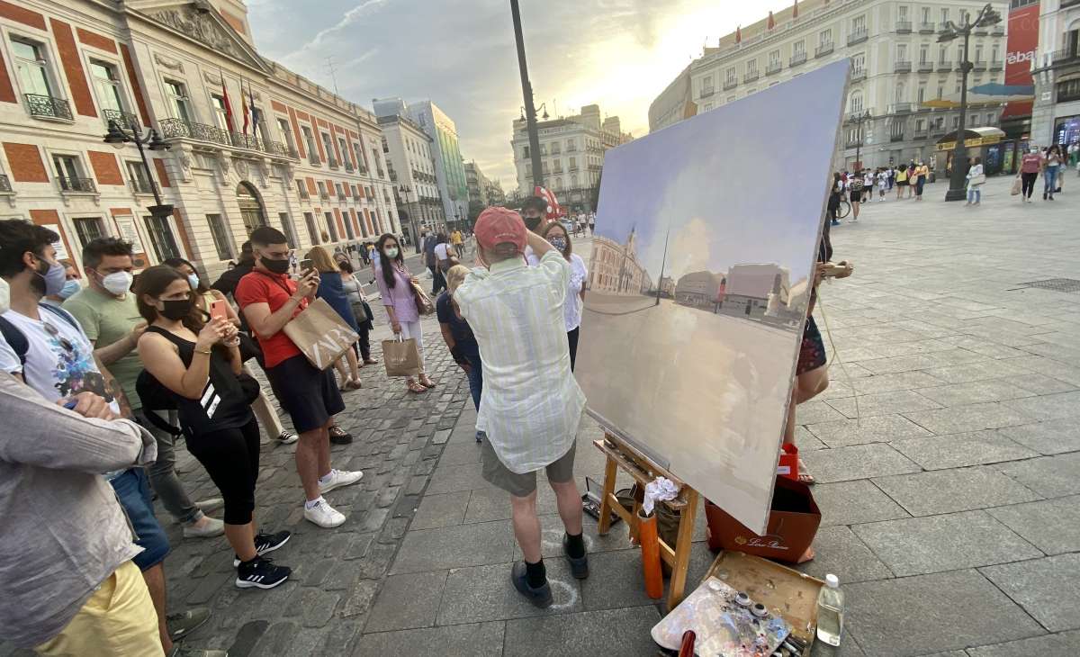 Madrileños y turistas se acercan a la Puerta del Sol para ver pintar a Antonio López: "Es nuestro nuevo Velázquez"