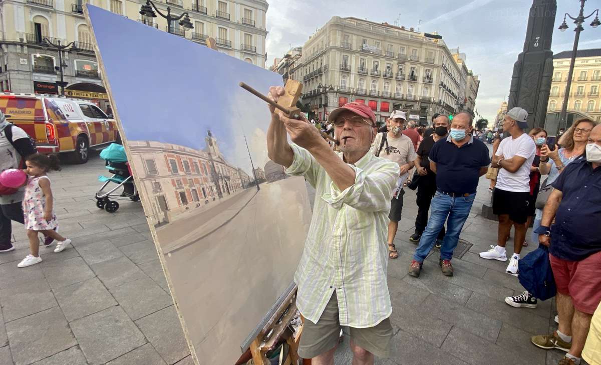 Madrileños y turistas se acercan a la Puerta del Sol para ver pintar a Antonio López: "Es nuestro nuevo Velázquez"