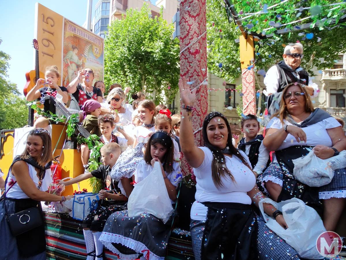 La ‘Batalla de Flores’ de la Feria de Albacete llena de color y confeti las céntricas calles de la ciudad