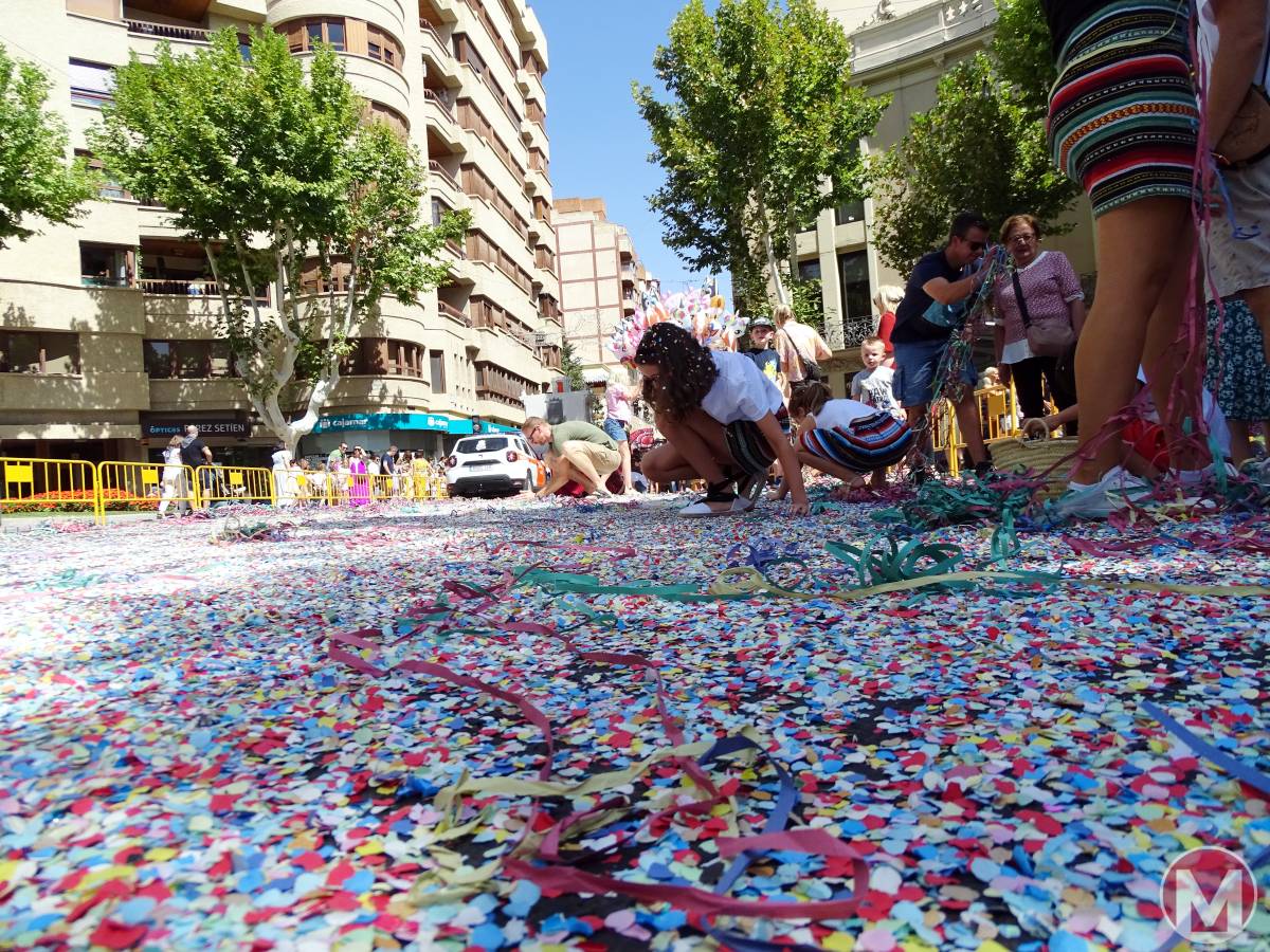 La ‘Batalla de Flores’ de la Feria de Albacete llena de color y confeti las céntricas calles de la ciudad
